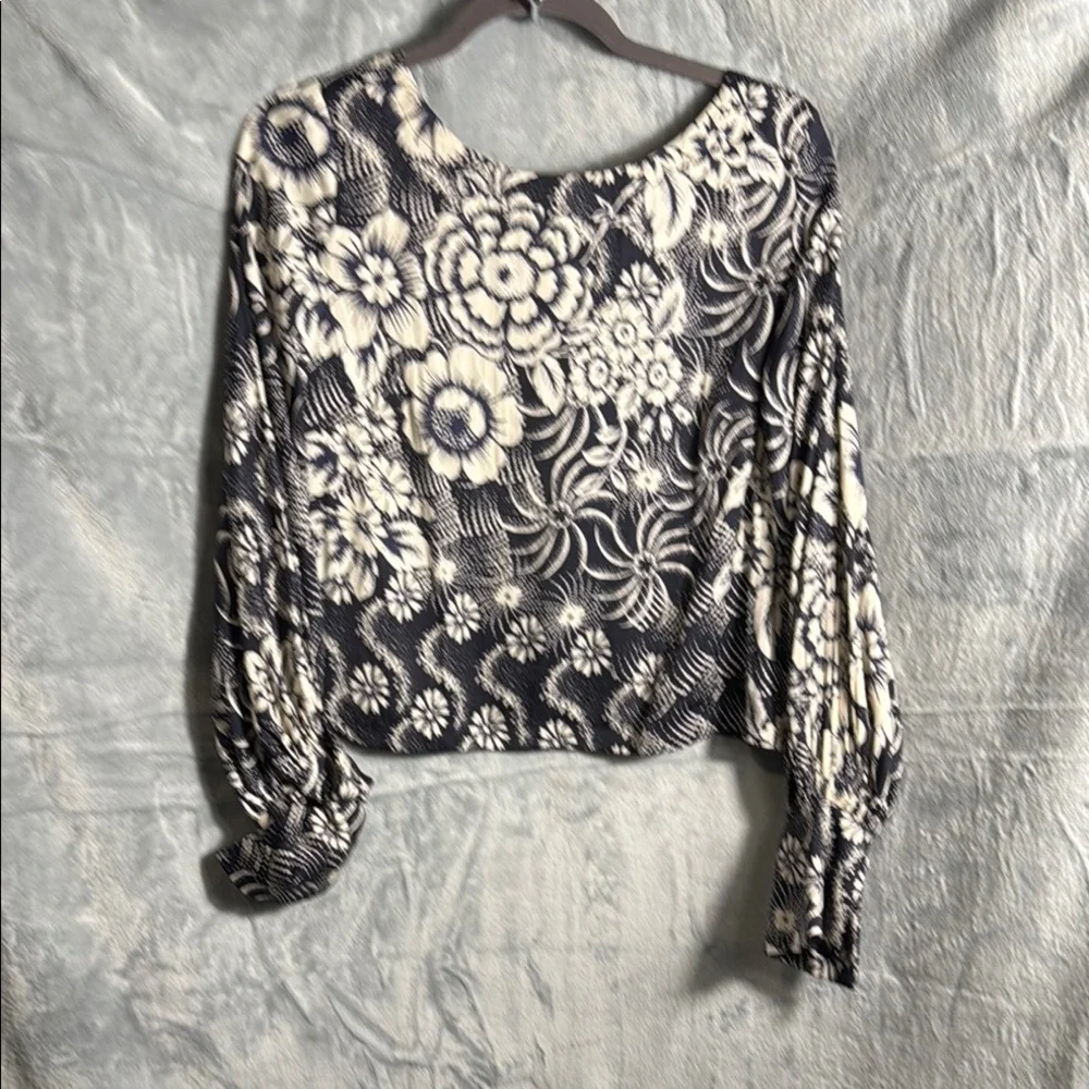 Anthropologie blouse women’s small Black blue White Puff Sleeve Blouse‎ v back